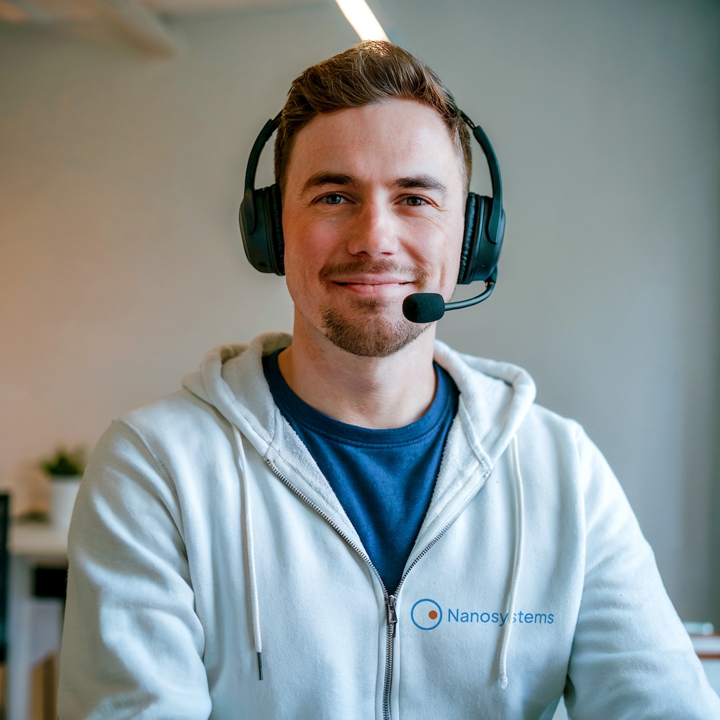 IT expert with headphones, smiling, ready to support partners in the distribution of backup software.