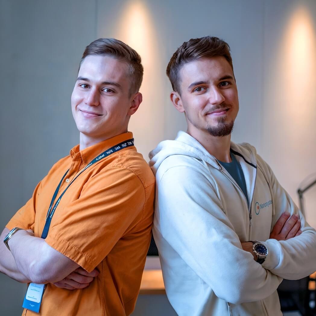 Dos sonrientes socios de TI profesionales posan juntos, representando la confianza y la colaboración para la reventa de software de control remoto.